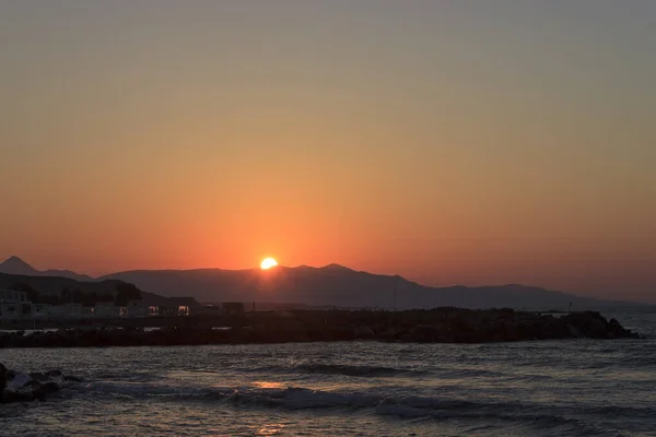 Zachód słońca nad morzem w Kokkini Hani, Kreta, Grecja. Słońce świeci — Zdjęcie stockowe
