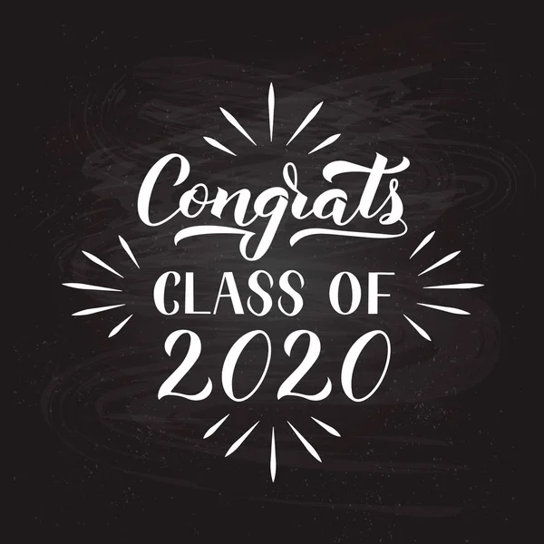 Grattis Klass av 2020 hand skriven på tavlan bakgrund. Grattis till utexaminerade typografi affisch. Vektor mall för gratulationskort, banner, etikett, inbjudan, etc.. — Stock vektor