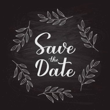 Kaligrafi el yazısı harflerini karatahta arkaplanda çiçek çelengi ile kaydet. Düğün, doğum günü, yıldönümü, davetiye kartı ya da duyuru için vektör şablonu düzenlemek kolay.