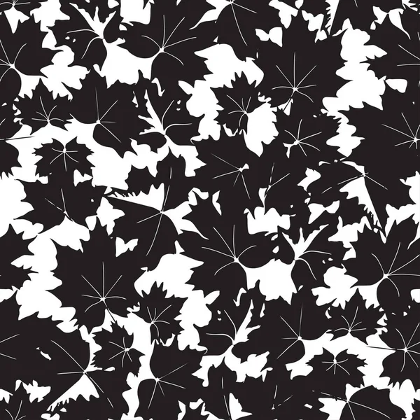 Silhuetas pretas de folhas de bordo em um fundo branco — Vetor de Stock