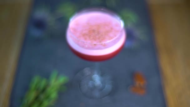 Szklankę Drinkiem Stojącym Stole Stylu Jedzenia Marco Różowy Koktajl Restauracji — Wideo stockowe