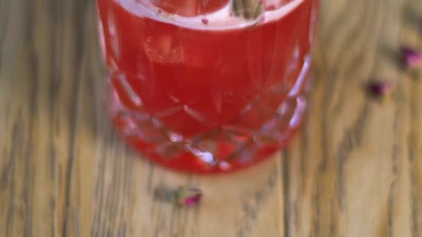Czerwony Koktajl Lodowej Szklance Szklankę Drinkiem Stojącym Stole Marco Różowy — Wideo stockowe
