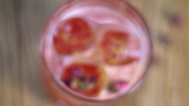 Czerwony Koktajl Lodowej Szklance Szklankę Drinkiem Stojącym Stole Marco Różowy — Wideo stockowe