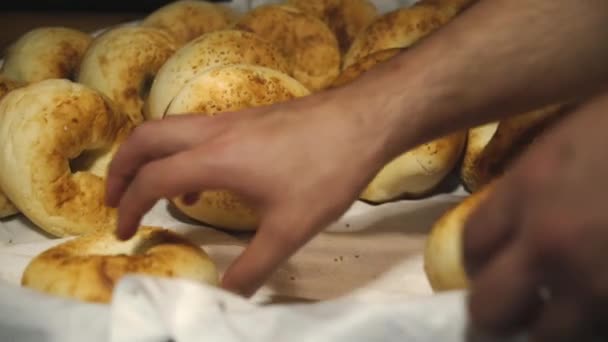 Pane Fresco Bel Cesto Qualcuno Sta Mettendo Pane Una Scatola — Video Stock