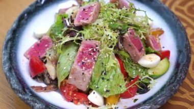 Ton balığı salatası. Restoranda ton balıklı sebze salatası servis ediyorum. Nisuaz. Yemek videosu makro yavaş çekim