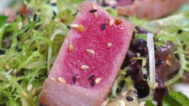 Ton balığı salatası. Restoranda ton balıklı sebze salatası servis ediyorum. Nisuaz. Yemek videosu makro yavaş çekim