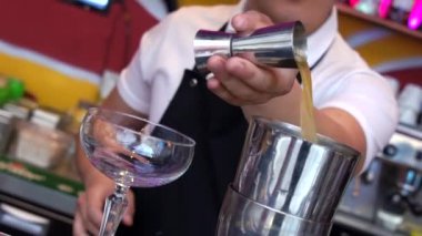  Kokteyl hazırlama süreci. Barmen barda bir kokteyl hazırlıyor. Kokteyl hazırlamak için makro çekim.