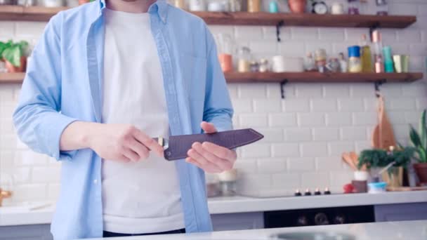 Alguém Pegou Estojo Couro Puxou Faca Chef Está Fazer Malabarismo — Vídeo de Stock