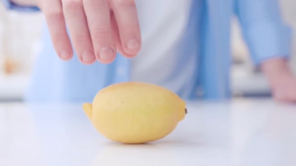 Jemand Dreht Eine Ganze Zitrone Auf Dem Tisch Die Zitrone — Stockvideo