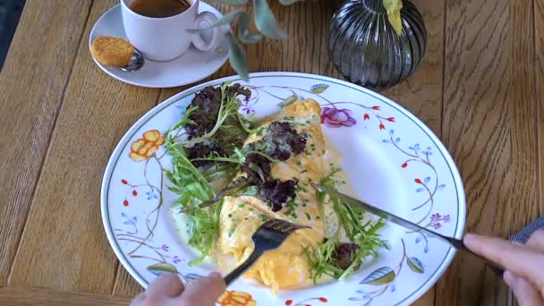 レストランで朝食を提供しています 誰かがオムレツを切っている カフェでの朝食 — ストック動画