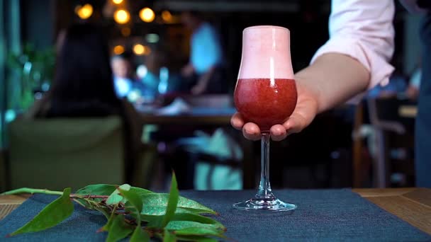 Empregado Vai Trazer Cocktail Para Mesa Restaurante Convidado Alguém Está — Vídeo de Stock