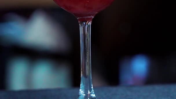 Auf Dem Tisch Steht Ein Roter Cocktail Heller Drink Aus — Stockvideo