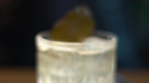 Kokteyl Barın Üstünde Kokteyli Barmen Yaptı Alkollü Kokteyl Makro Yakın — Stok video