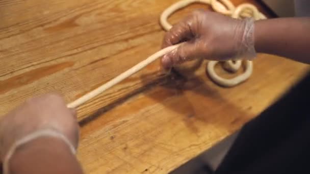 Birisi Ahşap Bir Masada Hamur Yapıyor Şef Restoranın Mutfağında Hamur — Stok video