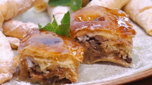 Baklava甜点东方甜点 土耳其甜点 在餐馆里供应甜点 食物录影带特写 — 图库视频影像