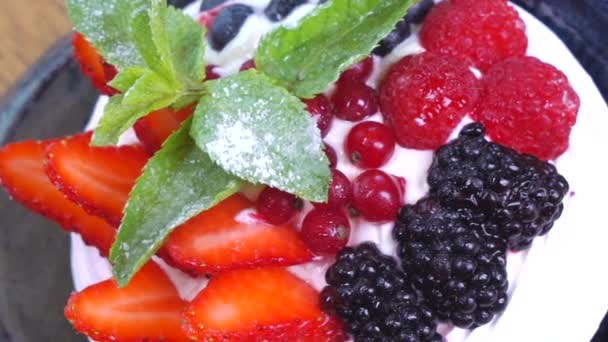 Sobremesa Pavlova Sobremesa Macro Sobremesa Com Frutas Frescas Uma Sessão — Vídeo de Stock