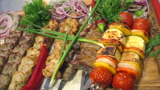 Servir Kebabs Num Restaurante Carne Prato Kebab Shish Carne Kebabs — Vídeo de Stock