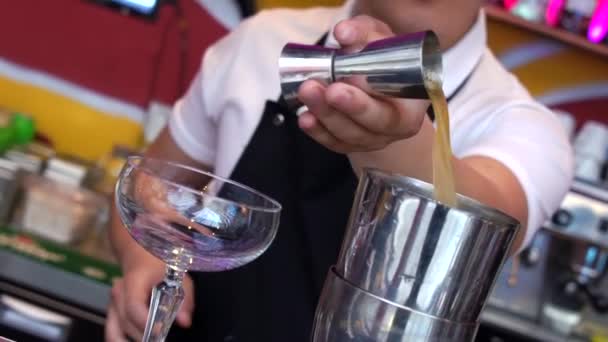 Processo Fazer Cocktail Barman Está Preparar Cocktail Bar Macro Tiro — Vídeo de Stock