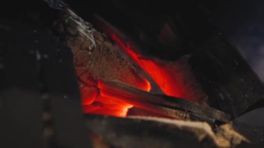 Kömür, kebap ızgarasında yanıyor. Ateş yanıyordu. Barbekü için ateş. Barbekü ateşi. Yavaş çekim yemek videosunu kapat