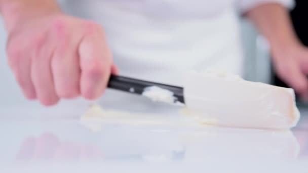 有人在慢动作地做奶油奶酪 糕点厨师正在准备奶油芝士 — 图库视频影像