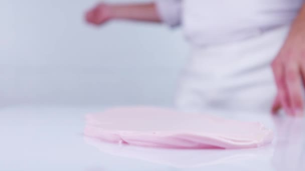 Зробивши Красивий Десерт Крупним Планом Повільним Рухом Рожеві Чіпси Падають — стокове відео