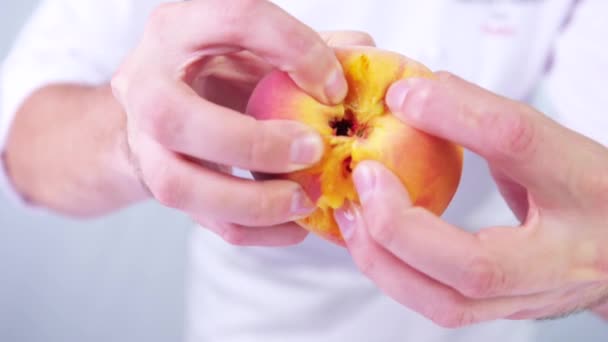 Jemand Zerbricht Zeitlupe Einen Pfirsich Der Hälfte Der Konditor Bereitet — Stockvideo