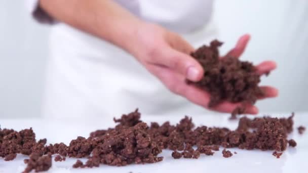 Pastelero Lanzando Chispas Chocolate Una Mesa Blanca Chocolate Cae Sobre — Vídeos de Stock