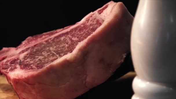 Koki Sedang Mengasinkan Daging Barbekyu Seseorang Membuat Steak Koki Membuat — Stok Video
