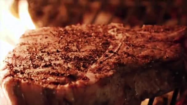 Der Koch Grillt Steak Jemand Kocht Fleisch Flammen Kochen Eines — Stockvideo