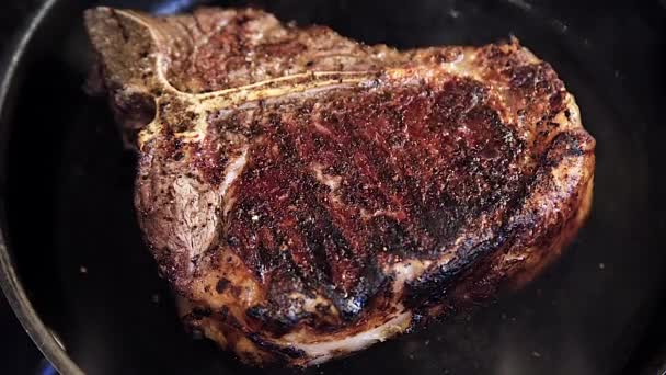 Chef Está Fritar Carne Alguém Está Fazer Bife Carne Está — Vídeo de Stock