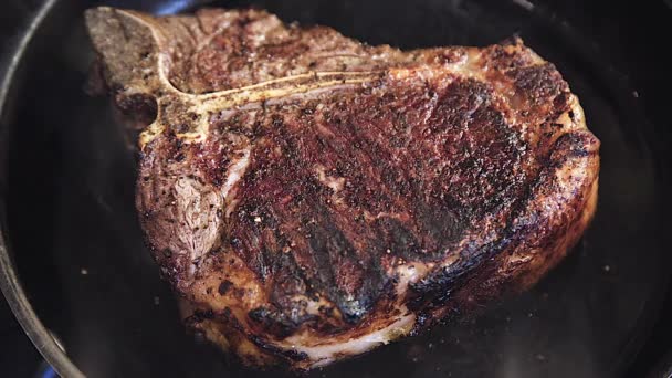 Chef Bakt Vlees Iemand Maakt Biefstuk Het Vlees Bakt Pan — Stockvideo