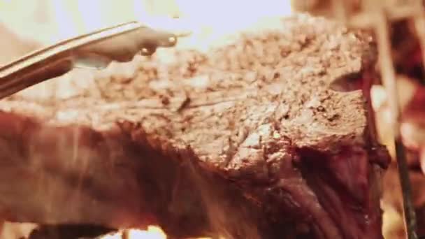 Bucătarul Friptură Grătar Cineva Găteşte Carne Foc Gătit Friptură Mare — Videoclip de stoc