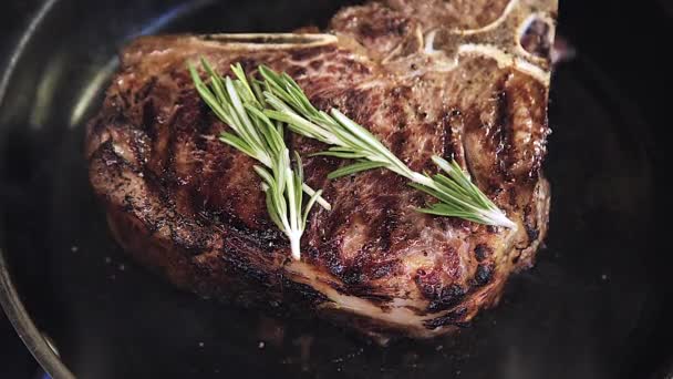 Séf Húst Süt Valaki Steaket Csinál Hús Serpenyőben Sül — Stock videók
