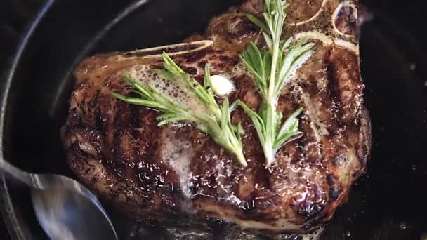 シェフは肉を揚げている誰かがステーキを作っている 肉はフライパンで揚げている — ストック動画