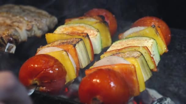 Qualcuno Sta Friggendo Barbecue Verdure Chef Sta Preparando Kebab Vegetale — Video Stock