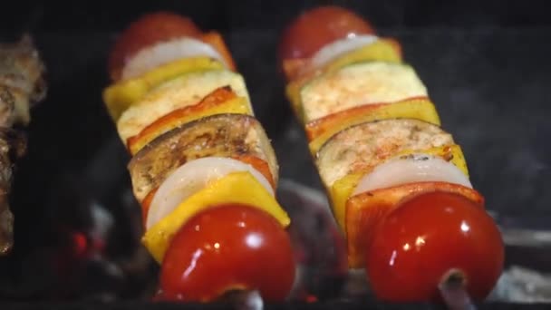 Alguém Está Fritar Churrasco Vegetais Chef Está Preparando Kebab Vegetal — Vídeo de Stock
