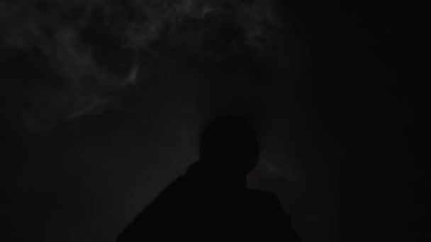 mec souffle de la fumée la nuit 
