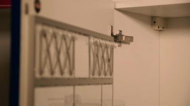 Mutfak dolabının içi. Mutfak dolapları tasarımı. Beyaz renkli dolaplar.