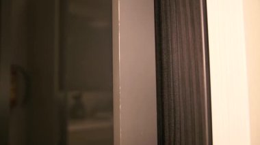 Kapı gardırobu kapatıyor. Modern gardırop