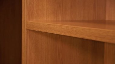 Gardırop içeride. Modern gardırop. Dolap rafında. Ahşap raflar