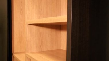 Gardırop içeride. Modern gardırop. Dolap rafında. Ahşap raflar