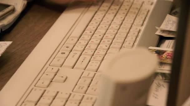 Bilgisayar Masasındaki Kız Elinde Bir Cep Telefonu Tutuyor — Stok video