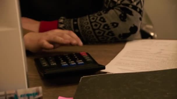 Homme Compte Sur Une Calculatrice Table Compter Rapidement Une Calculatrice — Video