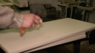 Bir adam ahşap bir yapı hazırlar. Odun üretimi.