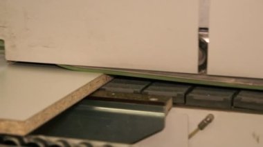 Bir adam ahşap bir yapı hazırlar. Odun üretimi.