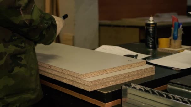 Człowiek Przygotowuje Drewnianą Konstrukcję Produkcja Drewna — Wideo stockowe