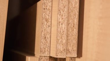 Bir adam ahşap bir yapı hazırlar. Odun üretimi