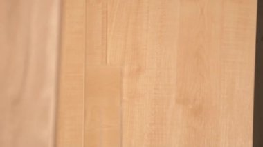 Bir adam ahşap bir yapı hazırlar. Odun üretimi