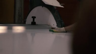 Makinede iki adam çalışıyor..