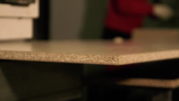 Deux hommes travaillent à la machine. .